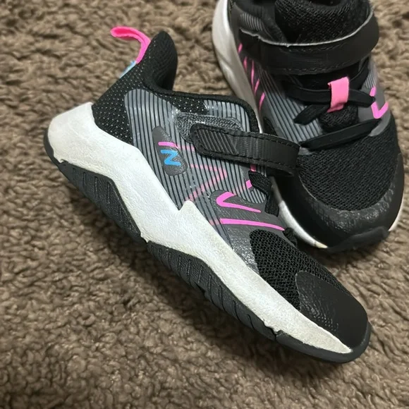 Black and pink sneakers - Picture 2 of 4